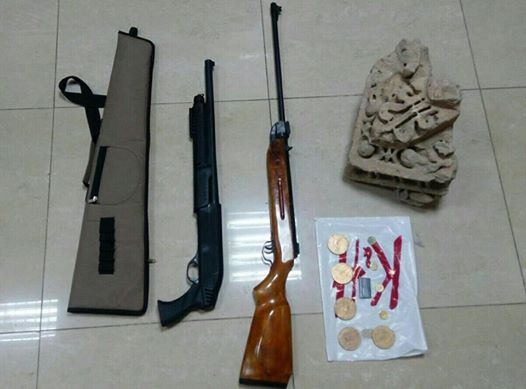 بالصور .. قطع اثرية واسلحة وحشيش بحوزة مطلوب في إربد بالصور .. قطع اثرية واسلحة وحشيش بحوزة مطلوب في إربد