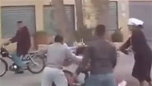 شاهد.. امرأة تضرب زوجها بالشارع فيهرب منها