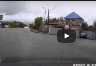 شاهد.. روسى يقرر تغيير مسار سيارته فيتسبب فى حادث مروع