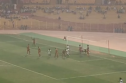 حارس يدخل في شباكه هدف