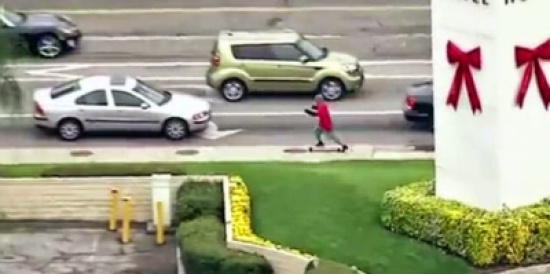 شاهد: لص سيارات يهرب من الشرطة على لوح تزلج