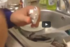 شاهد.. طفل يفجر لعبة نارية بشكل خاطئ