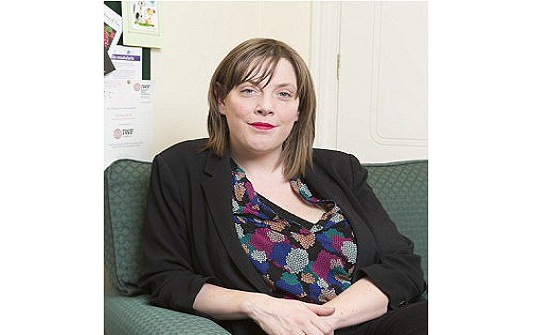 [شاهد] نائبة برلمانية تتلقّى 600 تهديد بالاغتصاب في يوم واحد!