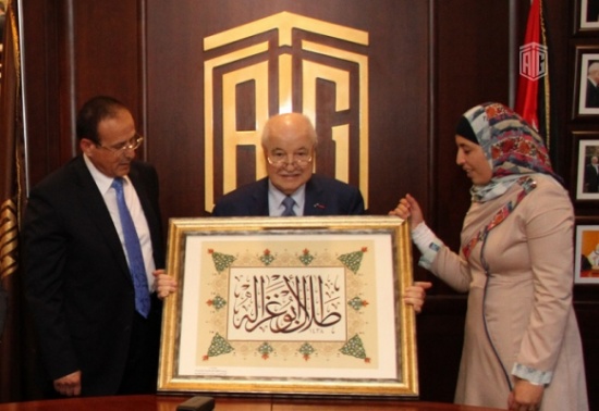"كلية الفنون" في جامعة العلوم الإسلامية تقدم لوحة خاصة للدكتور أبوغزاله "كلية الفنون" في جامعة العلوم الإسلامية تقدم لوحة خاصة للدكتور أبوغزاله