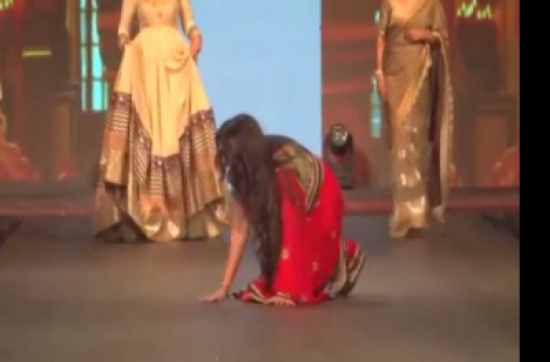 فنانة هندية في لقطة محرجة