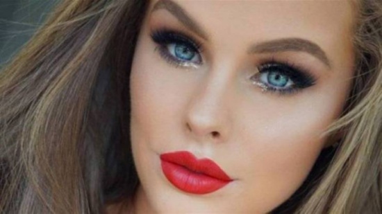 فيديو| هذه الحسناء صوّرت عملية جراحية في دماغها... وهذا ما حدث!