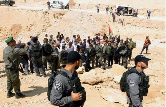 جيش الاحتلال يحاصر قرية الخان الأحمر شرق القدس جيش الاحتلال يحاصر قرية الخان الأحمر شرق القدس