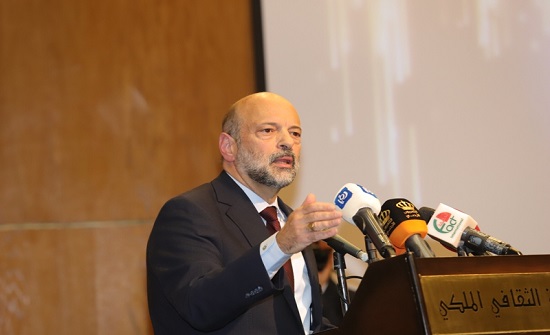 الرزاز يرعى حفل توزيع الجوائز على الفائزين بجائزة الموظف المثالي لعام 2018 الرزاز يرعى حفل توزيع الجوائز على الفائزين بجائزة الموظف المثالي لعام 2018