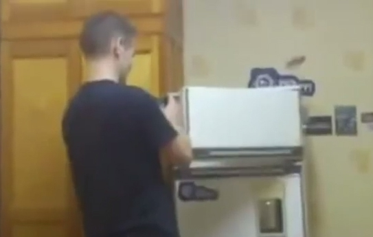 الألعاب النارية تحول ثلاجة مطبخ إلى أشلاء