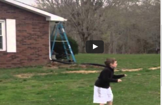 شاهد.. طفل يتعرض لضربة قوية من طائرة