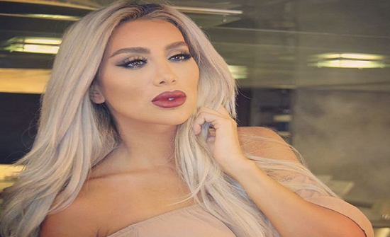 [شاهد] لَمَسَت ساقها بشكل غير لائق .. فتاة تتحرش بالفنانة مايا دياب على المسرح!