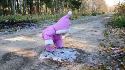 مقطع لطيف لطفلة لأول مرة تقف على الجليد