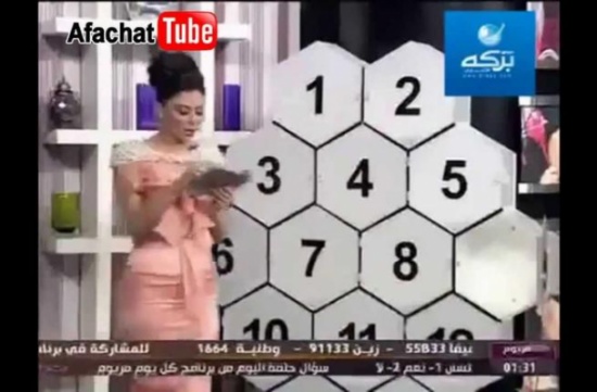 فيديو: موقف محرج لمذيعة تسقط خلال تقديمها برنامج على الهواء! فيديو: موقف محرج لمذيعة تسقط خلال تقديمها برنامج على الهواء!