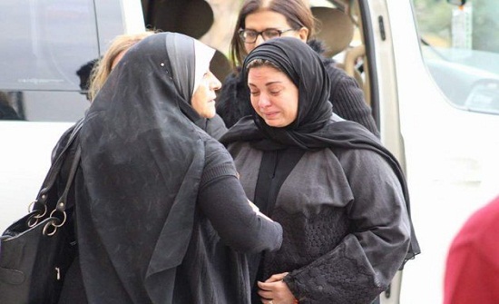بالصور : شاهد.. انهيار صابرين في البكاء بعد مشاهدتها جثمان والدها بالصور : شاهد.. انهيار صابرين في البكاء بعد مشاهدتها جثمان والدها