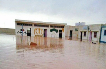 مخلفات السيول تعزل مدرسة الحسا الاساسية مخلفات السيول تعزل مدرسة الحسا الاساسية