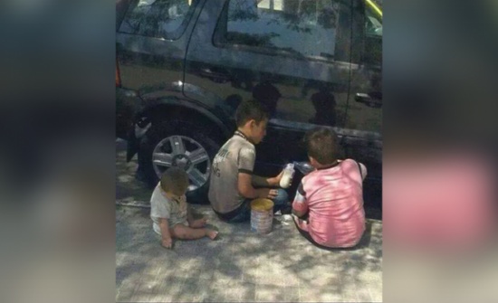 بالصورة : اطفال يعدون الحليب لاخيهم بالشارع بالصورة : اطفال يعدون الحليب لاخيهم بالشارع