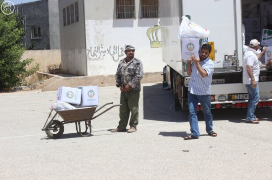 الحملة السعودية توزع طرود غذائية على 929 أسرة سورية في الأردن
