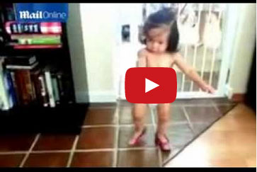 طفلة تستعرض موهبتها في رقص الـ "tapp"