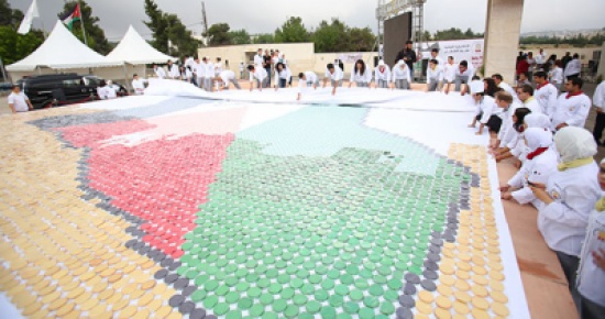 بنك الأردن دبي الإسلامي يشارك برعاية الاحتفالية لصنع خارطة للأردن من قطع الكعك