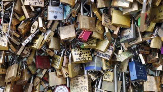 بالصور : جسر العشق الأبدي يصرخ : حرروني من أقفال الحب !