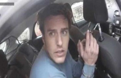 مخمور مكبل اليدين يعتدي على شرطية