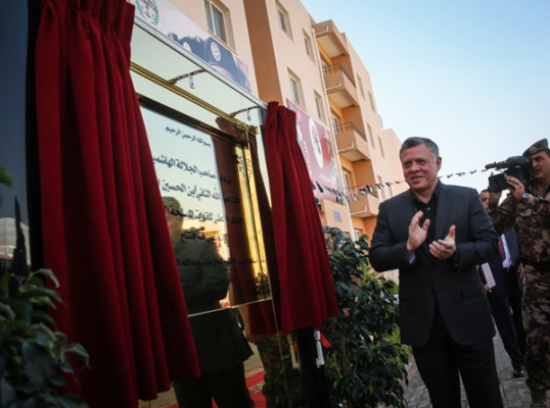 الملك يفتتح إسكان الأميرة إيمان الوظيفي العسكري في محافظة الزرقاء الملك يفتتح إسكان الأميرة إيمان الوظيفي العسكري في محافظة الزرقاء