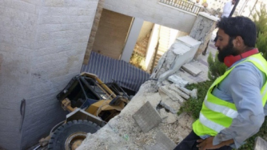 بالصور .. جرافة تداهم منزلاً في عمان واصابة السائق