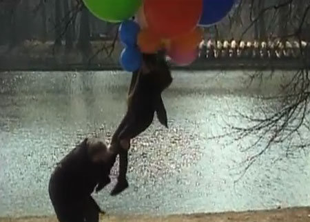 البالونات والفتاه