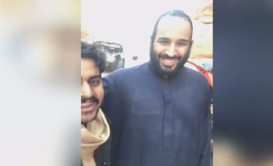 سعوديون يلتقطون "سيلفي" مع الامير محمد بن سلمان ( فيديو + صور ) سعوديون يلتقطون "سيلفي" مع الامير محمد بن سلمان ( فيديو + صور )