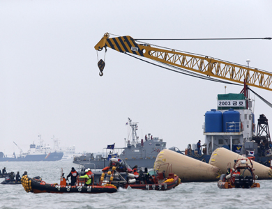 الحصيلة الرسمية لضحايا حادث غرق العبارة الكورية الجنوبية تتخطى المئة قتيل