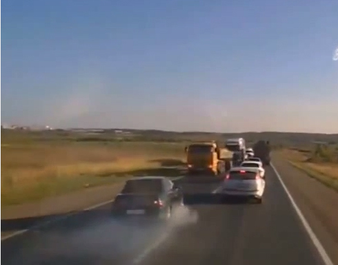 تجاوز في غير محله يتسبب في اصطدام مباشر مع شاحنة