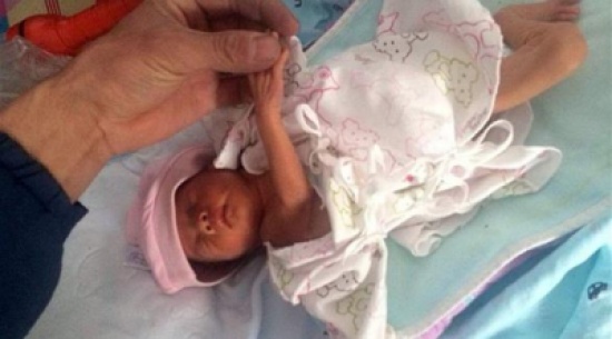 رضيعة تعود للحياة بعد دفنها بساعتين !!