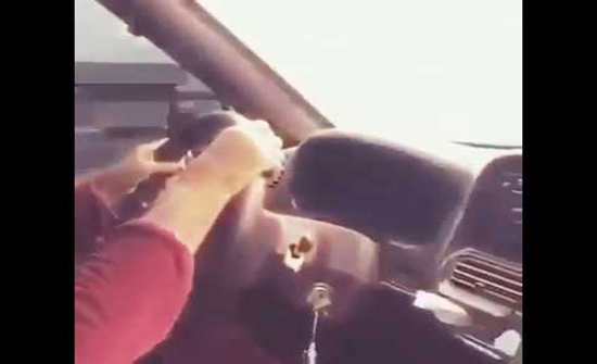 بالصور: امرأة تقتحم ماراثون جري بسيارتها بالصور: امرأة تقتحم ماراثون جري بسيارتها