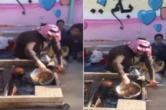 شاهد: معلم يجمع الطلاب حوله ويطهو وجبة الإفطار بفناء مدرسة