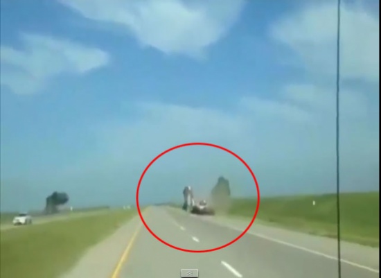 شاهد كيف تطير السيارة مثل العاب الفيديو