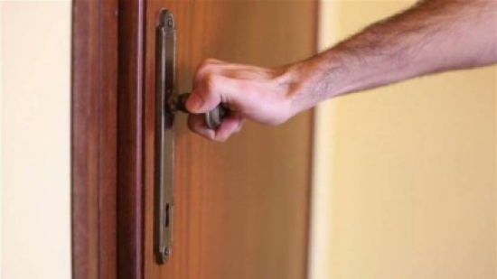 ضبط زوجته مع عشيقها في الشقة... فانتقم منهما بأفظع الطرق!