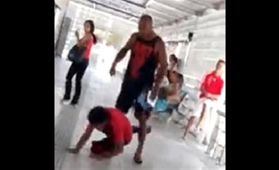 شاب حاول سرقة المارة فلقنه شاب درسا لن ينساه (فيديو) شاب حاول سرقة المارة فلقنه شاب درسا لن ينساه (فيديو)