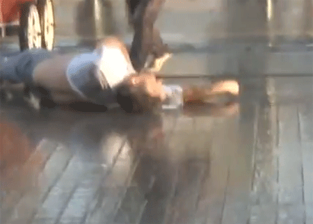 متظاهر يفقد وعيه بعد تعرضه لمدفع مائي