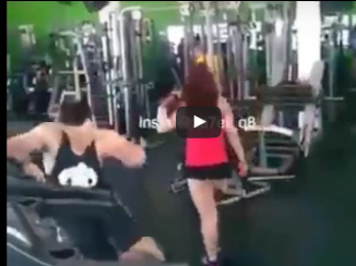 شاهد.. شاهد ماذا فعل شاب سقط على الأرض بسبب فتاة