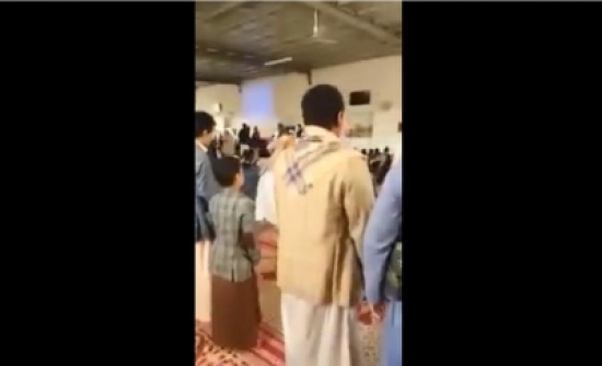 بالفيديو : لحظة تفجير انتحاري لنفسه داخل مسجد للحوثيين بصنعاء