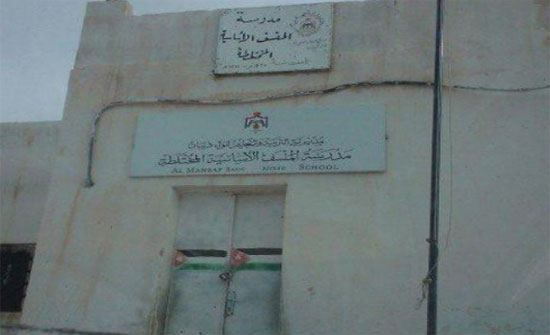 أولياء مدرسة المنسف يحتجون على وضعها المتردي أولياء مدرسة المنسف يحتجون على وضعها المتردي