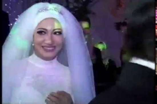 فيديو: عروس مصرية تصاب بالصدمة من العريس في حفل الزفاف