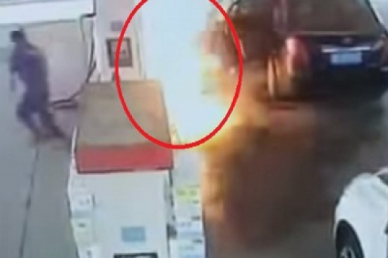 فيديو: اشتعال النار في شاب وسيارته بعد رش البنزين على عامل محطة الوقود فيديو: اشتعال النار في شاب وسيارته بعد رش البنزين على عامل محطة الوقود