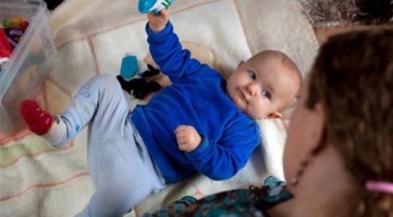 متى يمكن للآباء دعم المهارات الحركية للرضع؟