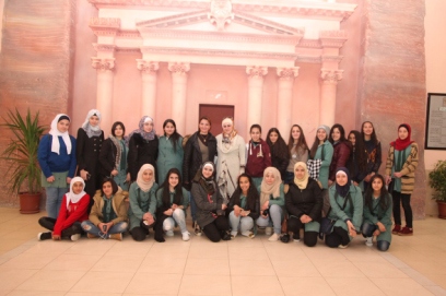 طالبات مدرسة خديجة الثانوية يزرن جامعة البترا طالبات مدرسة خديجة الثانوية يزرن جامعة البترا