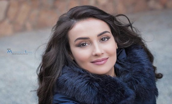 كندا حنا تنزع سترتها لتستعرض الوشم على ظهرها كندا حنا تنزع سترتها لتستعرض الوشم على ظهرها