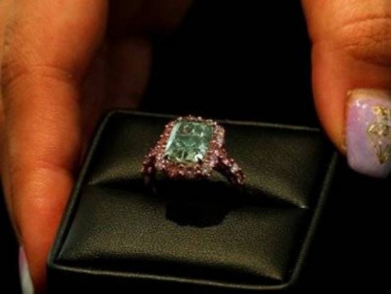 احزر كم ثمن هذه الألماسة الخضراء!!