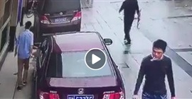 بالفيديو.. لحظة سرقة سيارة أمام المارة بطريقة ماكرة