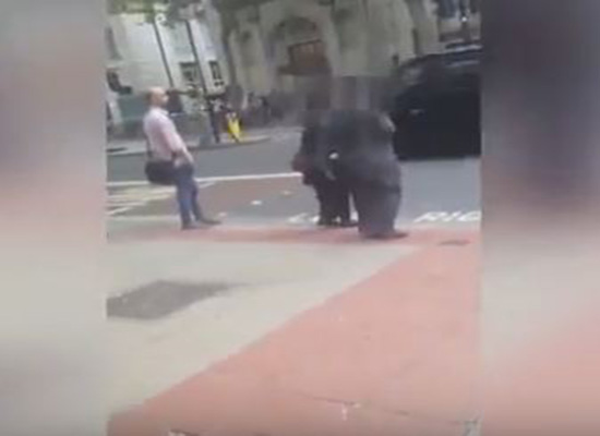 بالفيديو: متسولتان تسرقان هاتف سائح في وضح النهار