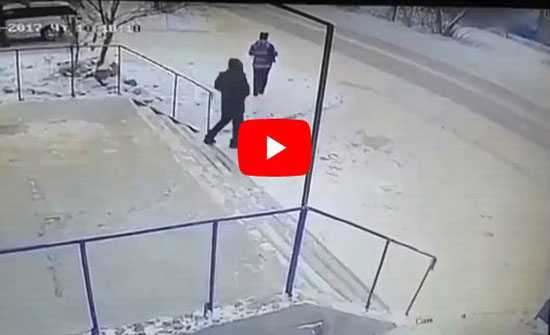 شاب يلقي بنفسه أمام سيارة بعد مشاجرة مع حبيبته (فيديو) شاب يلقي بنفسه أمام سيارة بعد مشاجرة مع حبيبته (فيديو)